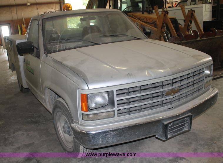 image for item AJ9381 1992 Chevrolet 2500 utility truck