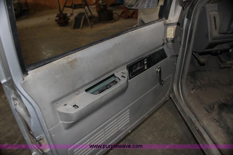 image for item AJ9381 1992 Chevrolet 2500 utility truck