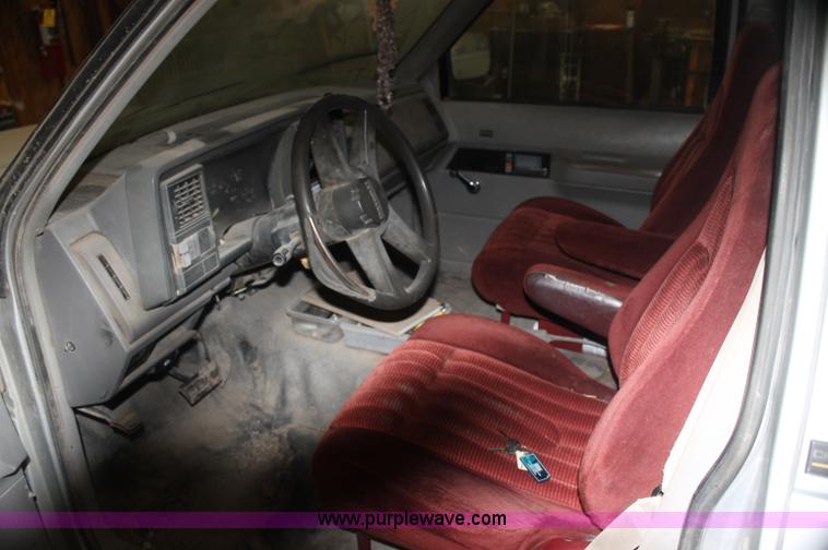 image for item AJ9381 1992 Chevrolet 2500 utility truck