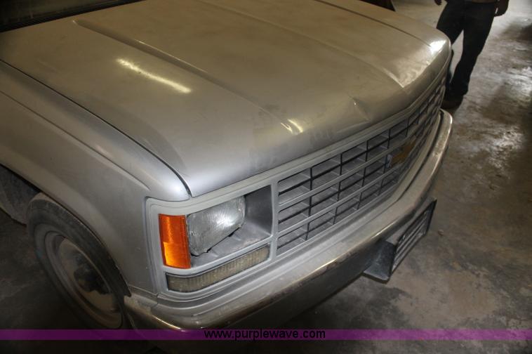image for item AJ9381 1992 Chevrolet 2500 utility truck