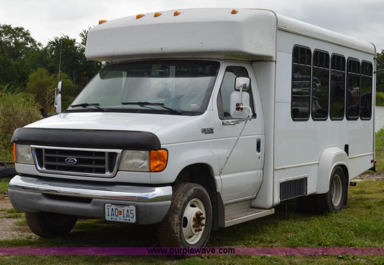 image for item AW9229 2003 Ford E350 Goshen van