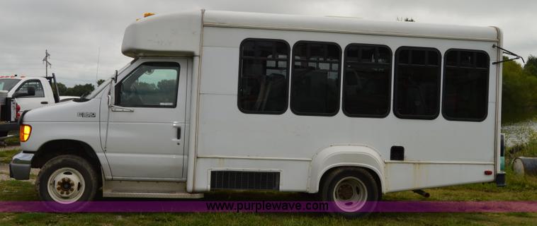 image for item AW9229 2003 Ford E350 Goshen van