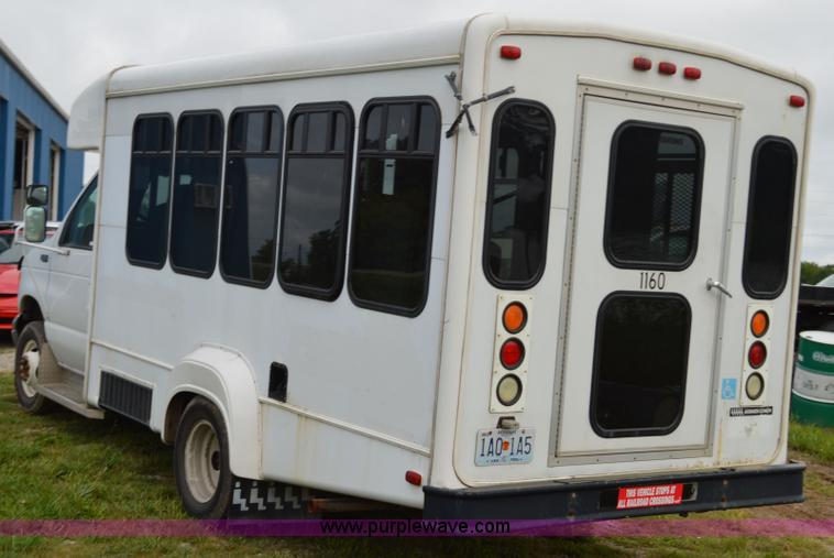 image for item AW9229 2003 Ford E350 Goshen van