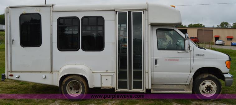 image for item AW9229 2003 Ford E350 Goshen van