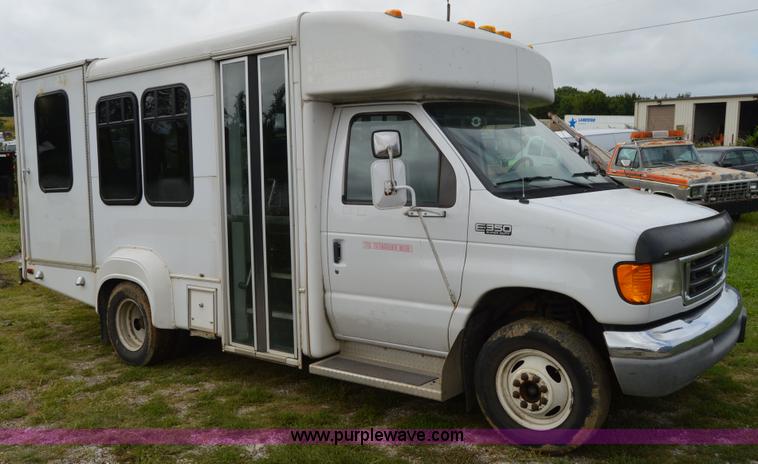 image for item AW9229 2003 Ford E350 Goshen van