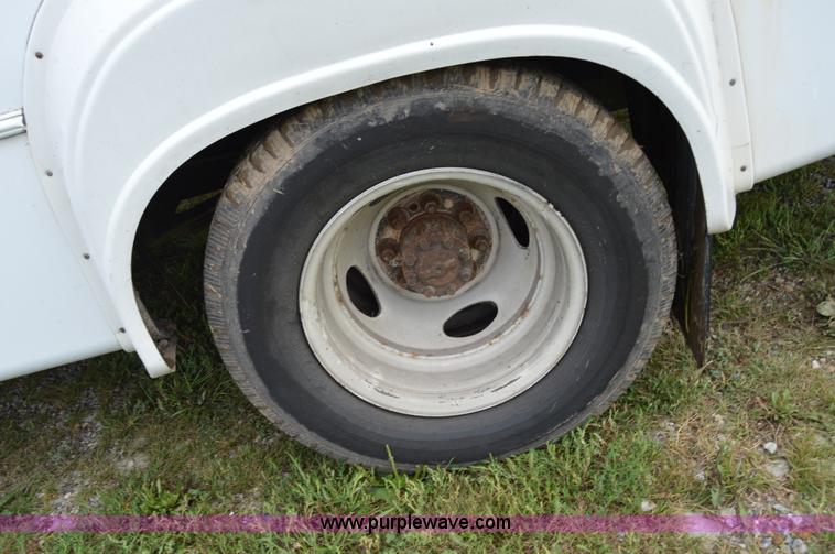 image for item AW9229 2003 Ford E350 Goshen van