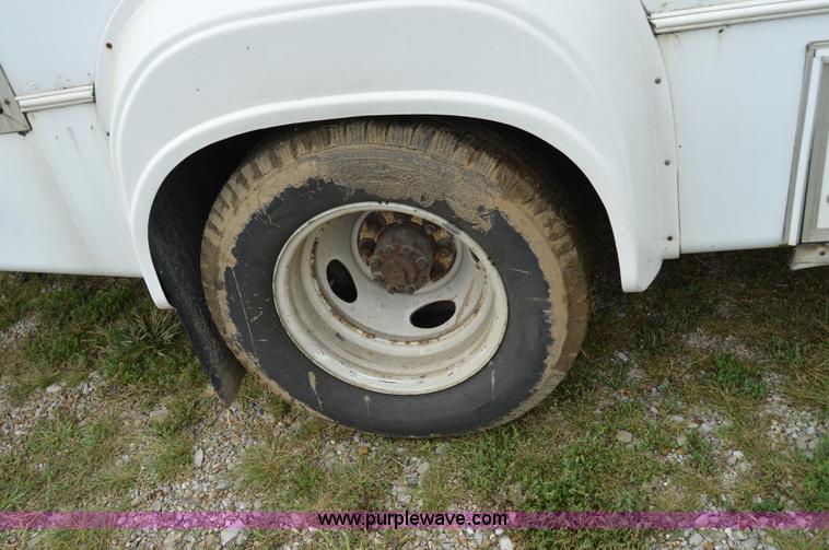 image for item AW9229 2003 Ford E350 Goshen van