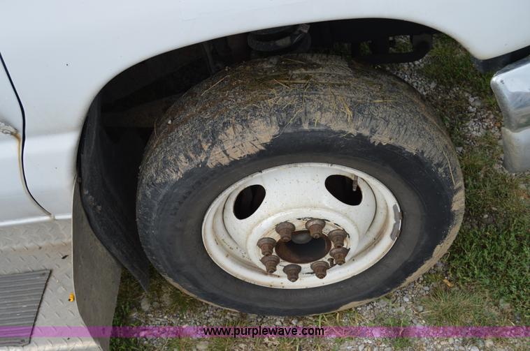 image for item AW9229 2003 Ford E350 Goshen van