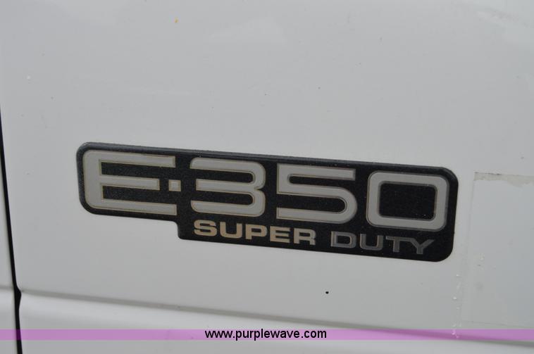 image for item AW9229 2003 Ford E350 Goshen van