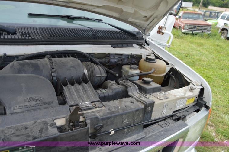 image for item AW9229 2003 Ford E350 Goshen van