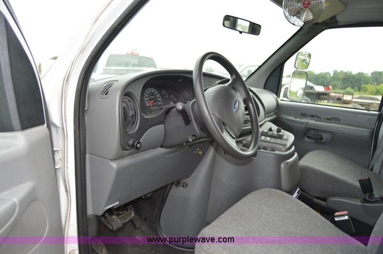 image for item AW9229 2003 Ford E350 Goshen van