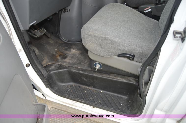 image for item AW9229 2003 Ford E350 Goshen van