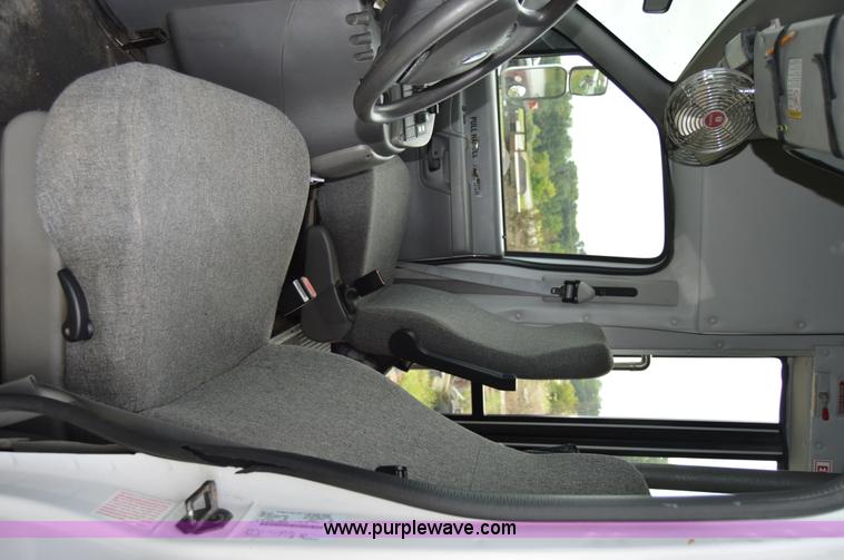 image for item AW9229 2003 Ford E350 Goshen van