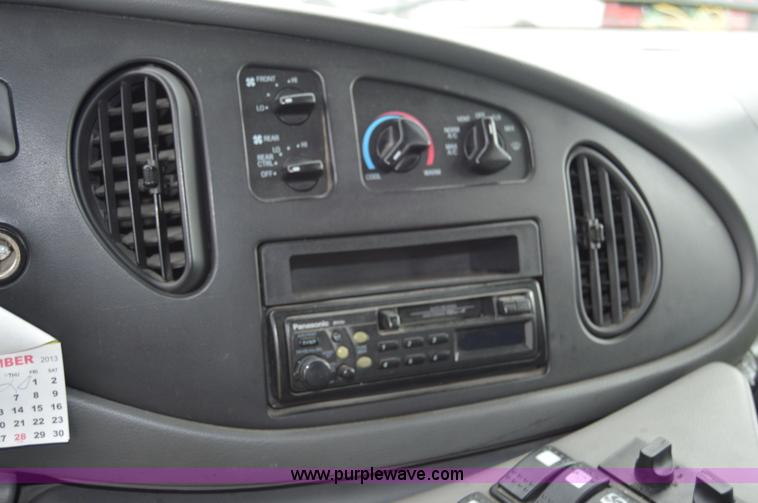 image for item AW9229 2003 Ford E350 Goshen van