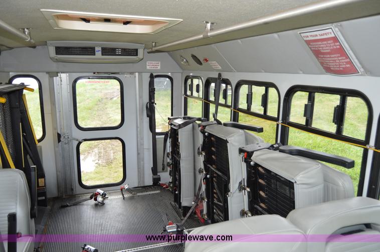 image for item AW9229 2003 Ford E350 Goshen van