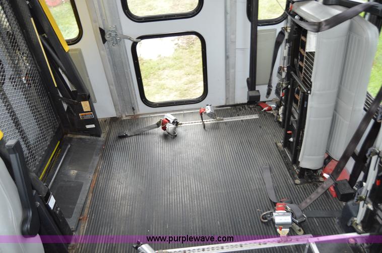 image for item AW9229 2003 Ford E350 Goshen van