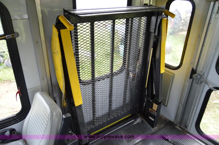 image for item AW9229 2003 Ford E350 Goshen van