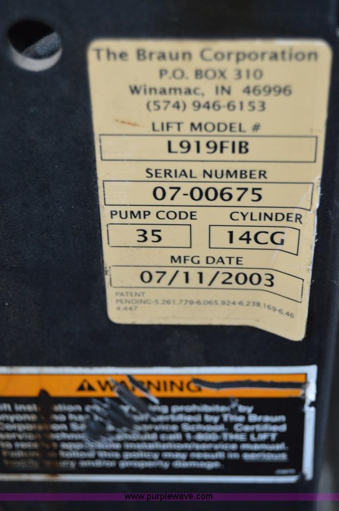 image for item AW9229 2003 Ford E350 Goshen van