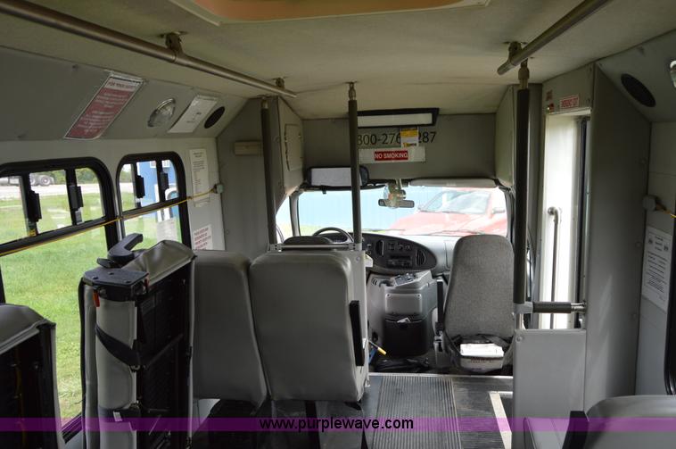 image for item AW9229 2003 Ford E350 Goshen van