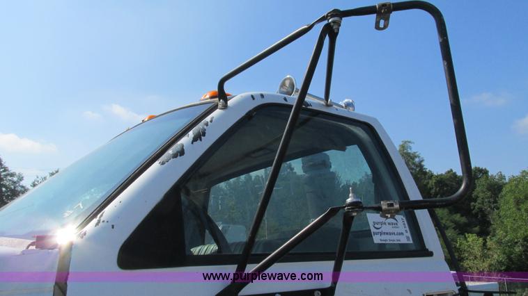 image for item B5937 1992 Chevrolet Kodiak truck cab and chassis