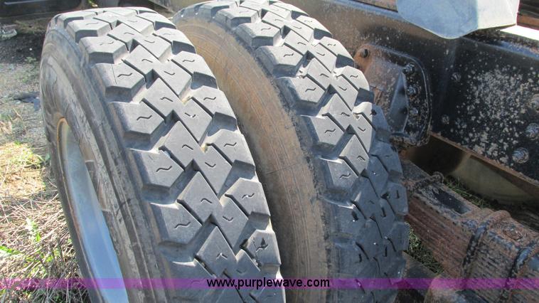 image for item B5937 1992 Chevrolet Kodiak truck cab and chassis