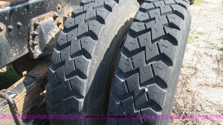 image for item B5937 1992 Chevrolet Kodiak truck cab and chassis