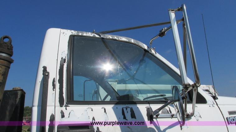 image for item B5937 1992 Chevrolet Kodiak truck cab and chassis