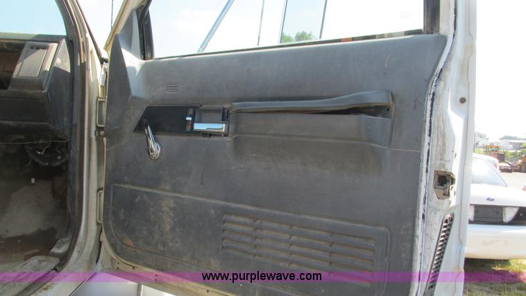 image for item B5937 1992 Chevrolet Kodiak truck cab and chassis