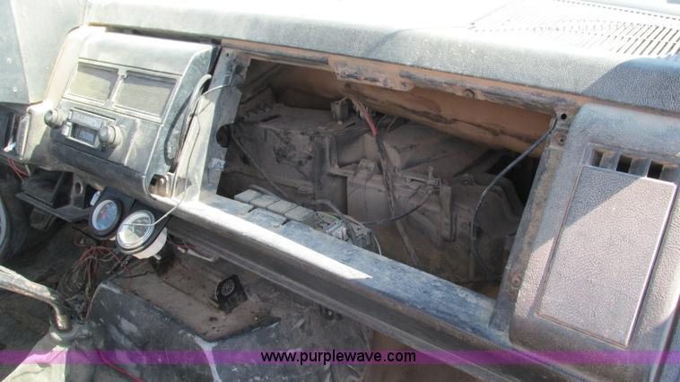 image for item B5937 1992 Chevrolet Kodiak truck cab and chassis