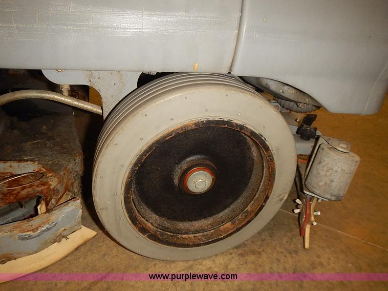 image for item BD9778 2003 Advance Hydro-Retriever HR2800 riding floor scrubber