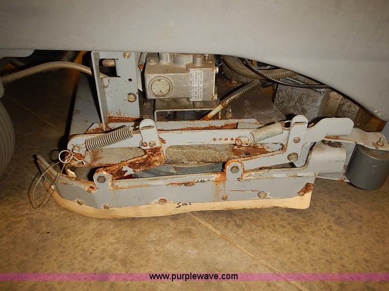 image for item BD9778 2003 Advance Hydro-Retriever HR2800 riding floor scrubber