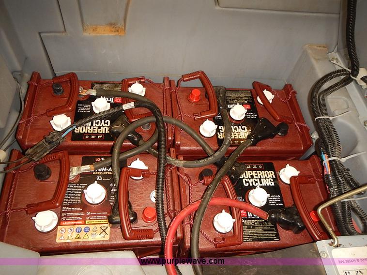 image for item BD9778 2003 Advance Hydro-Retriever HR2800 riding floor scrubber