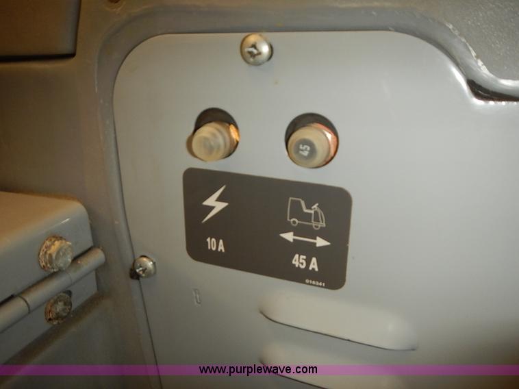 image for item BD9778 2003 Advance Hydro-Retriever HR2800 riding floor scrubber