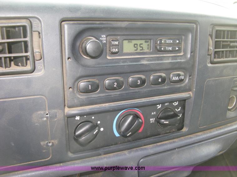 image for item E7877 2000 Ford F450 Super Duty XL flatbed truck