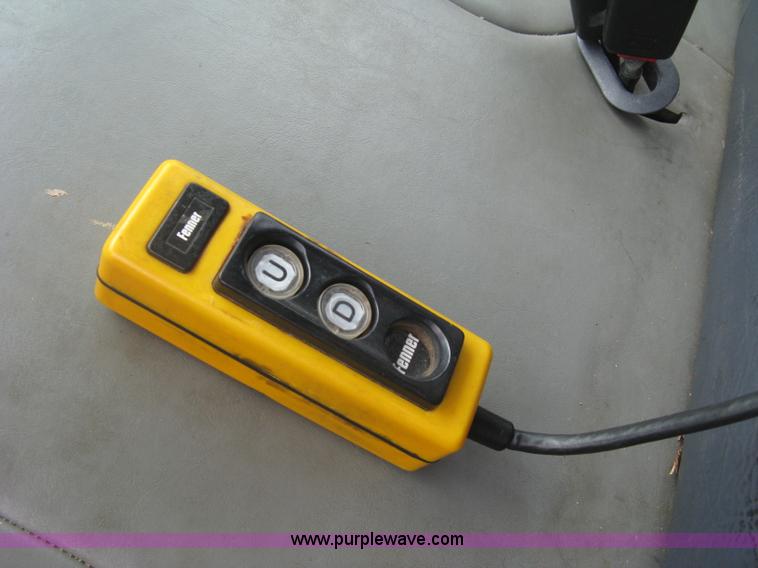 image for item E7877 2000 Ford F450 Super Duty XL flatbed truck