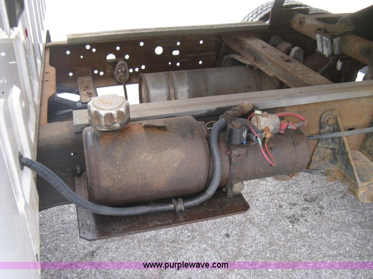 image for item E7877 2000 Ford F450 Super Duty XL flatbed truck