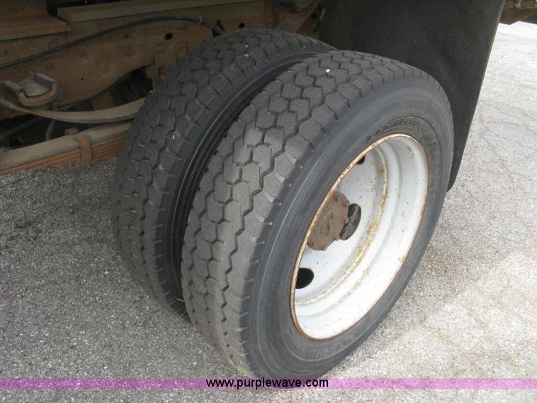 image for item E7877 2000 Ford F450 Super Duty XL flatbed truck