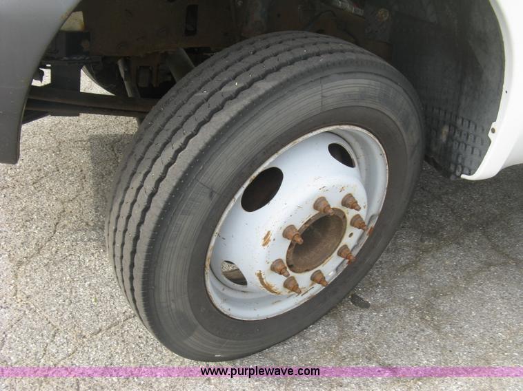 image for item E7877 2000 Ford F450 Super Duty XL flatbed truck