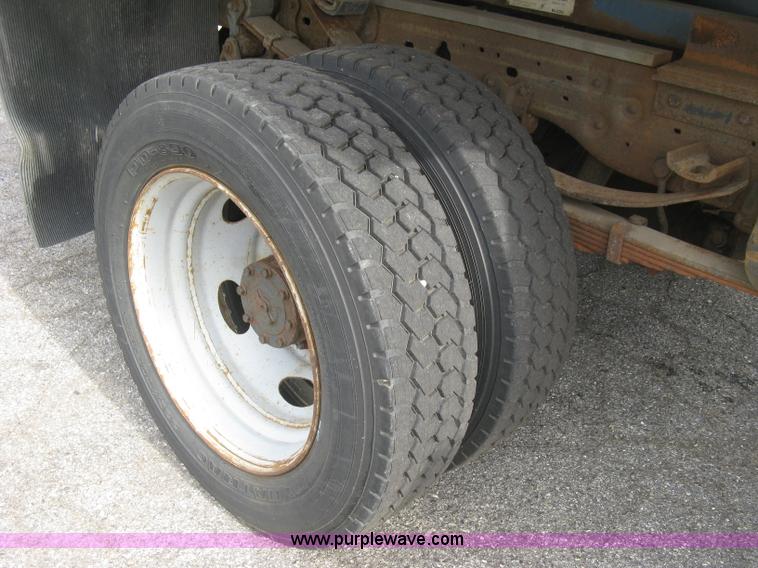 image for item E7877 2000 Ford F450 Super Duty XL flatbed truck