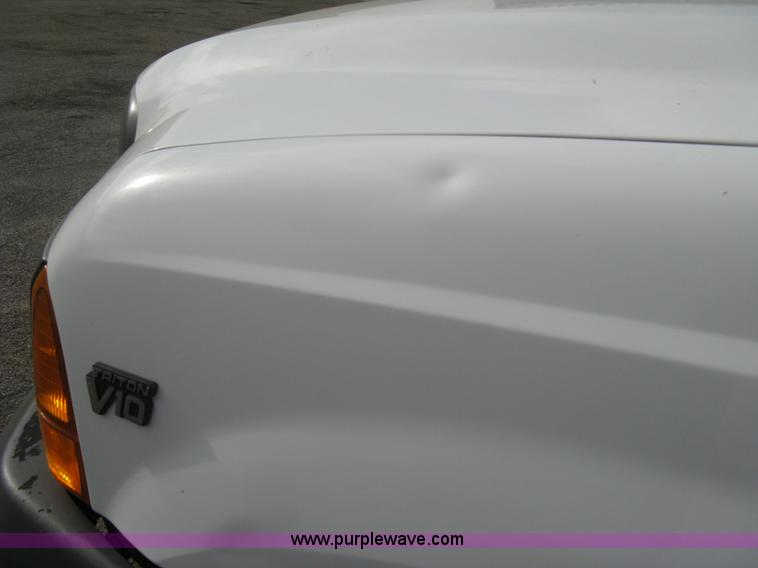 image for item E7877 2000 Ford F450 Super Duty XL flatbed truck