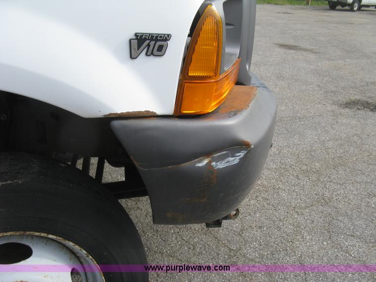 image for item E7877 2000 Ford F450 Super Duty XL flatbed truck