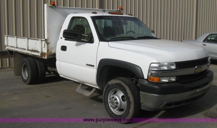 image for item E7878 2002 Chevrolet Silverado 3500 flatbed dump truck