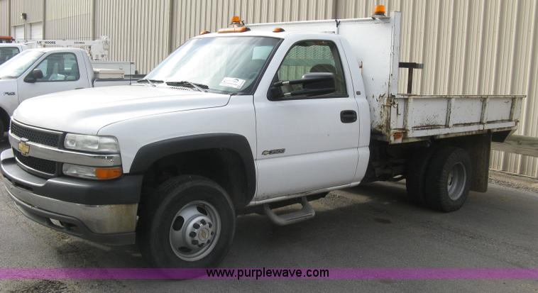 image for item E7878 2002 Chevrolet Silverado 3500 flatbed dump truck