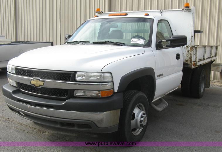 image for item E7878 2002 Chevrolet Silverado 3500 flatbed dump truck