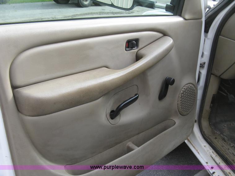 image for item E7878 2002 Chevrolet Silverado 3500 flatbed dump truck