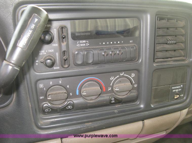 image for item E7878 2002 Chevrolet Silverado 3500 flatbed dump truck