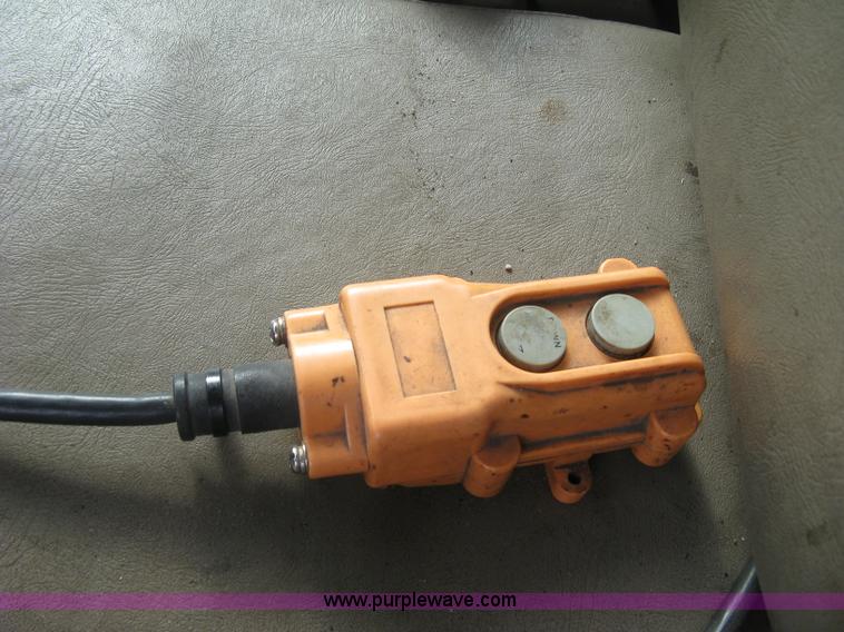 image for item E7878 2002 Chevrolet Silverado 3500 flatbed dump truck