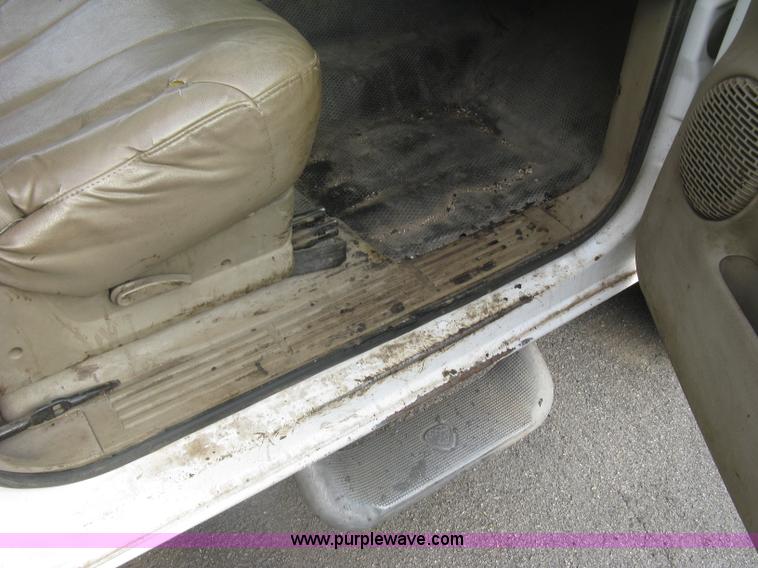 image for item E7878 2002 Chevrolet Silverado 3500 flatbed dump truck