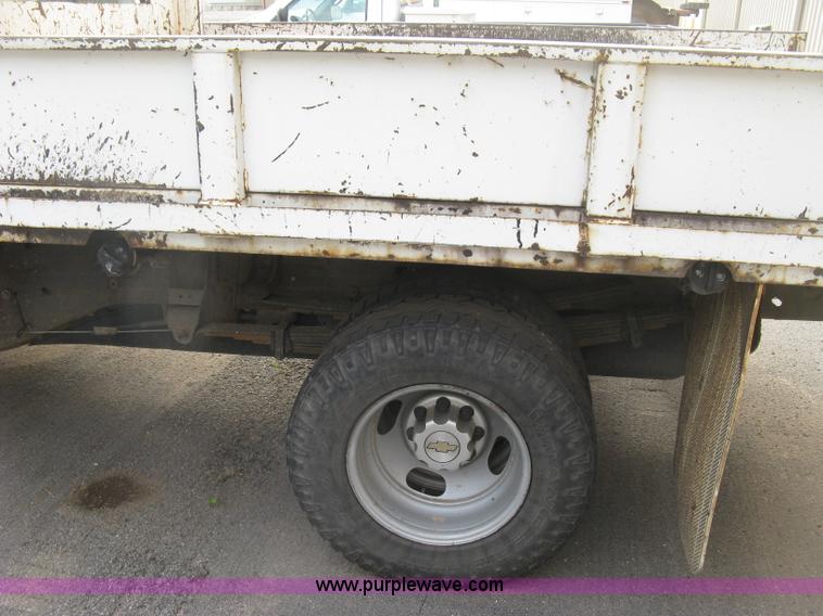image for item E7878 2002 Chevrolet Silverado 3500 flatbed dump truck