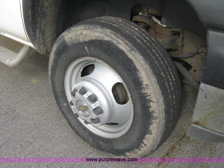 image for item E7878 2002 Chevrolet Silverado 3500 flatbed dump truck